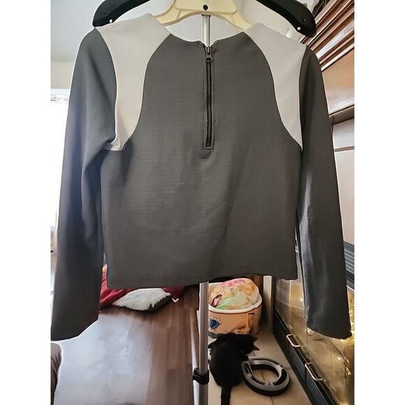 Krisa Women's Cropped Long Sleeves Blouse Pullover Back Zip Size XS NWT A108 - Picture 4 of 7